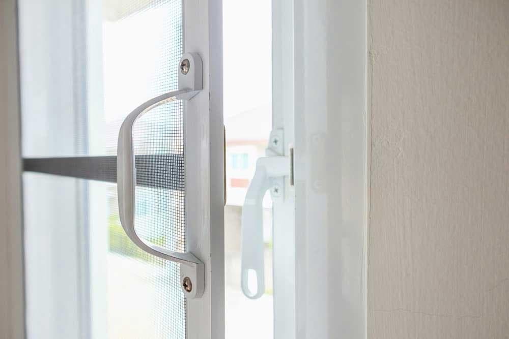 3 razones por las que una mosquitera también mejora su seguridad en casa
