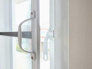 3 razones por las que una mosquitera también mejora su seguridad en casa