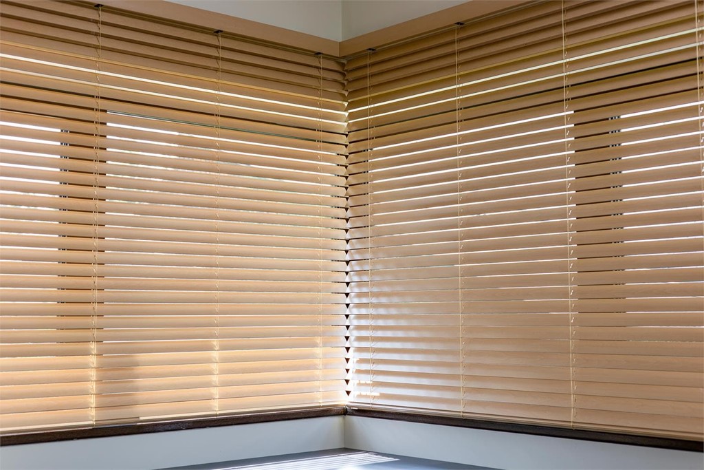 Aporte un toque de elegancia a su hogar con nuestras cortinas venecianas de madera