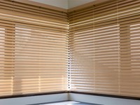 Aporte un toque de elegancia a su hogar con nuestras cortinas venecianas de madera